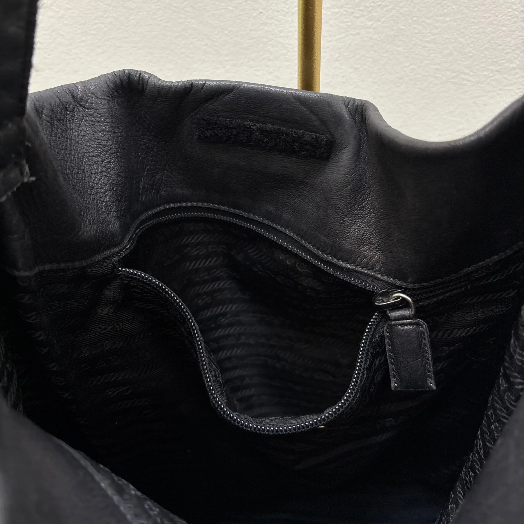 00s Prada Lucite Strap Leather Hobo Bag - Image 11