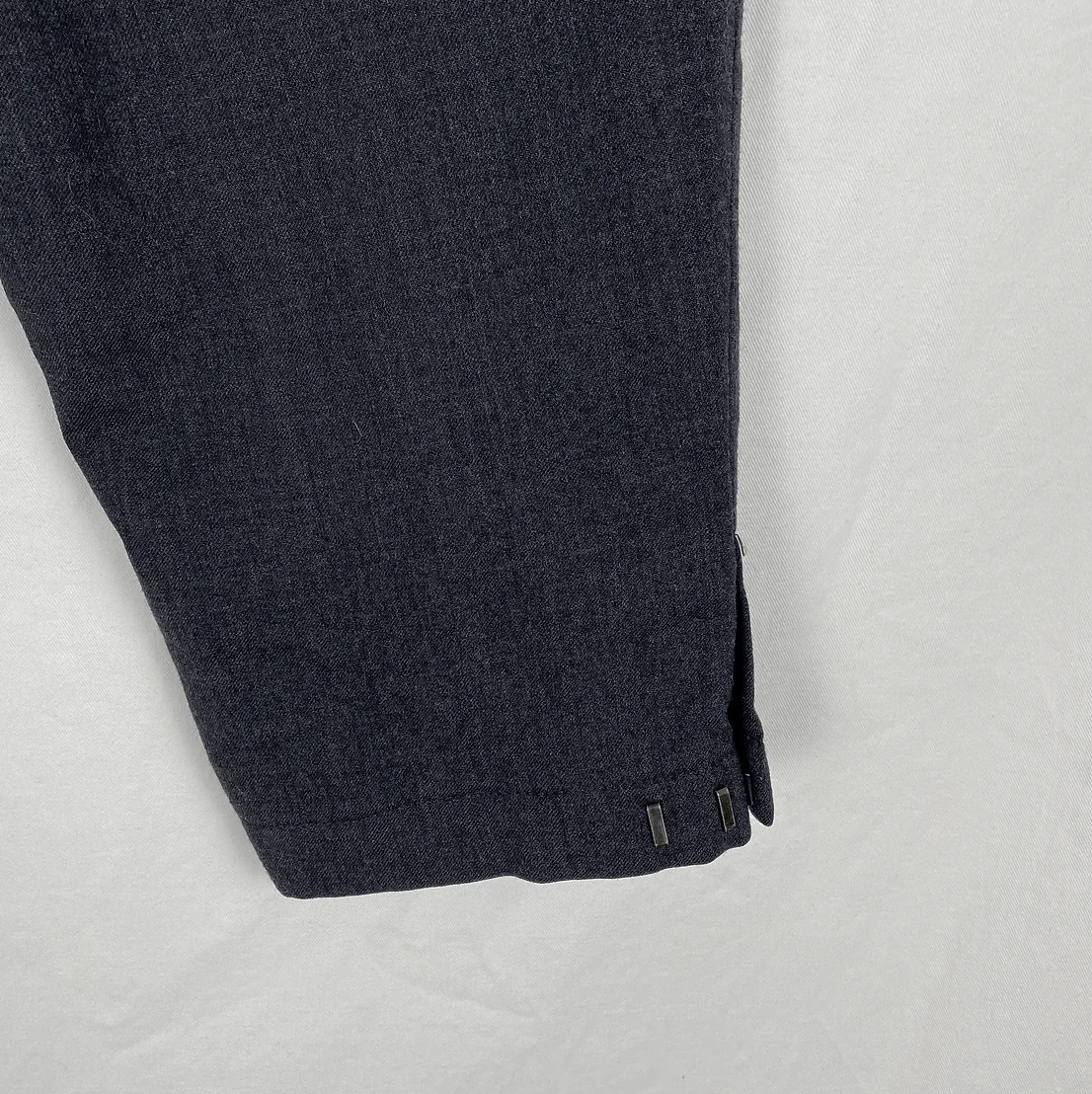 5351 Pour Les Hommes Dark Grey Capris Zipper Pockets - Image 3