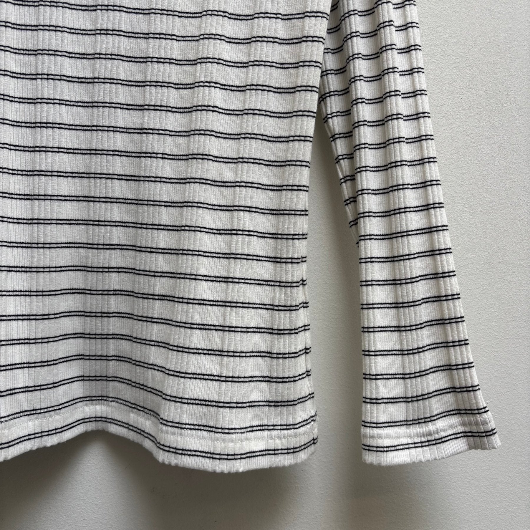 5351 Pour Les Hommes Striped V-Neck Ribbed Long Sleeve - Image 5