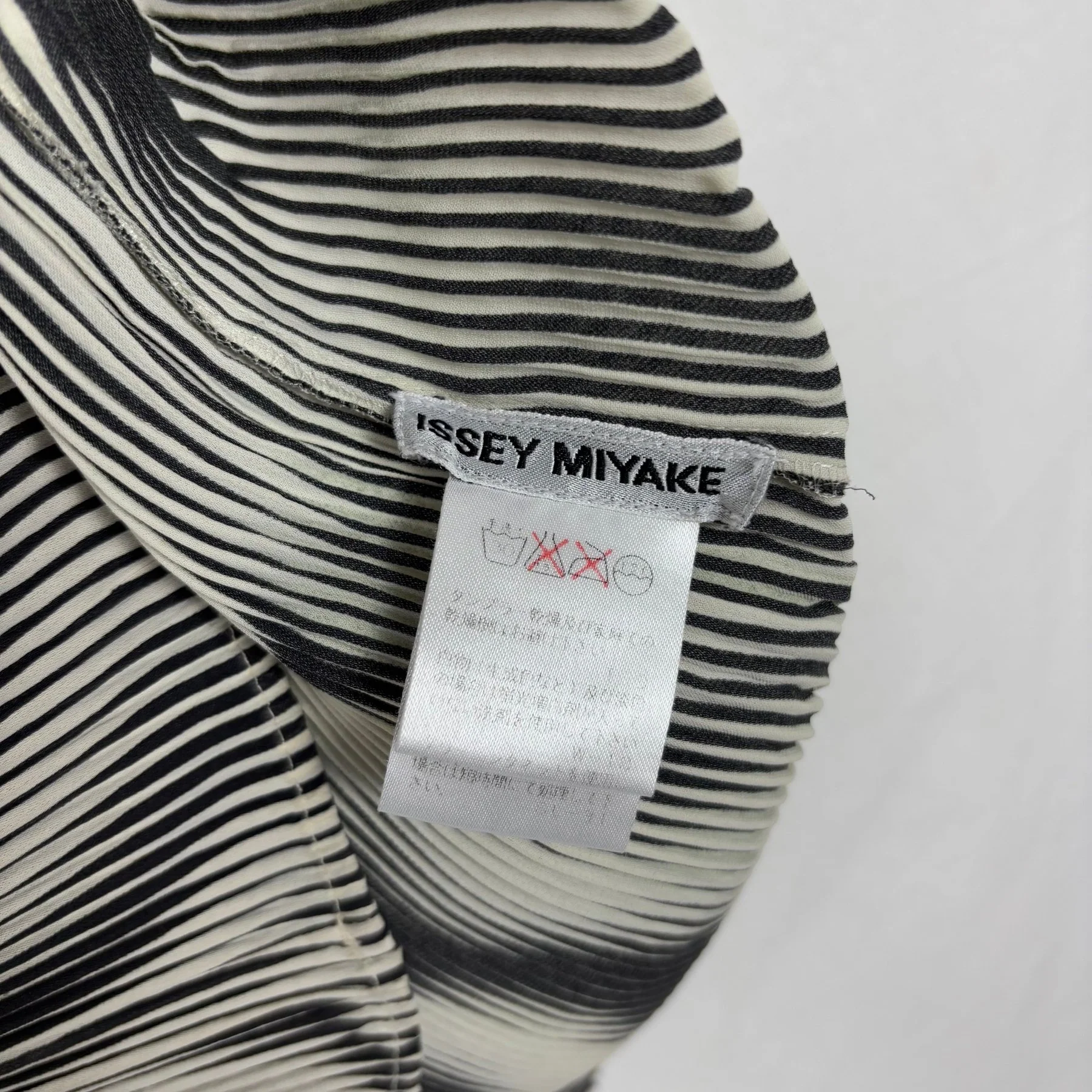 Issey Miyake Wavy Print Pleats Top - Image 4